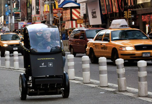 Zanimivo vozilo za mestno vožnjo, ki spominja na rikšo.